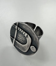 Load image into Gallery viewer, Crest ring oxidised silver