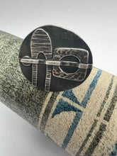 Load image into Gallery viewer, Structure ring oxidised silver