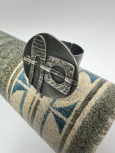 Load image into Gallery viewer, Structure ring oxidised silver