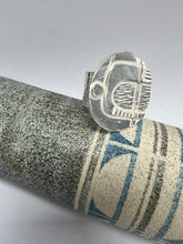 Load image into Gallery viewer, Crest ring sterling silver