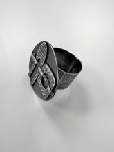 Load image into Gallery viewer, Structure ring oxidised silver