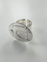 Load image into Gallery viewer, Crest ring sterling silver