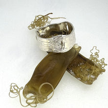 Load image into Gallery viewer, Mermaid's purse sterling silver ring seaweed