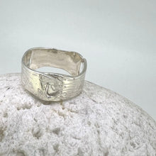 Load image into Gallery viewer, Mermaid's purse sterling silver ring seaweed