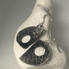 Load image into Gallery viewer, Strata drop earrings oxidised silver