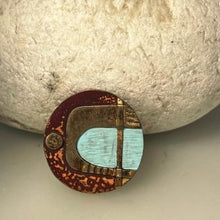 Load image into Gallery viewer, Crest brooch