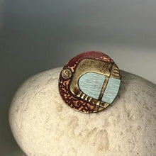 Load image into Gallery viewer, Crest brooch