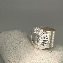 Load image into Gallery viewer, Marazion adjustable limpet shell ring