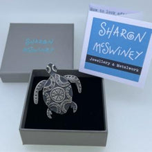 Load image into Gallery viewer, Turtle brooch