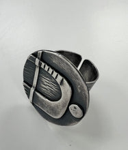 Load image into Gallery viewer, Crest ring oxidised silver
