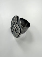 Load image into Gallery viewer, Structure ring oxidised silver
