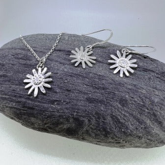 Silver daisy earrings & necklace set