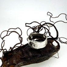 Load image into Gallery viewer, Mermaid's purse sterling silver ring seaweed
